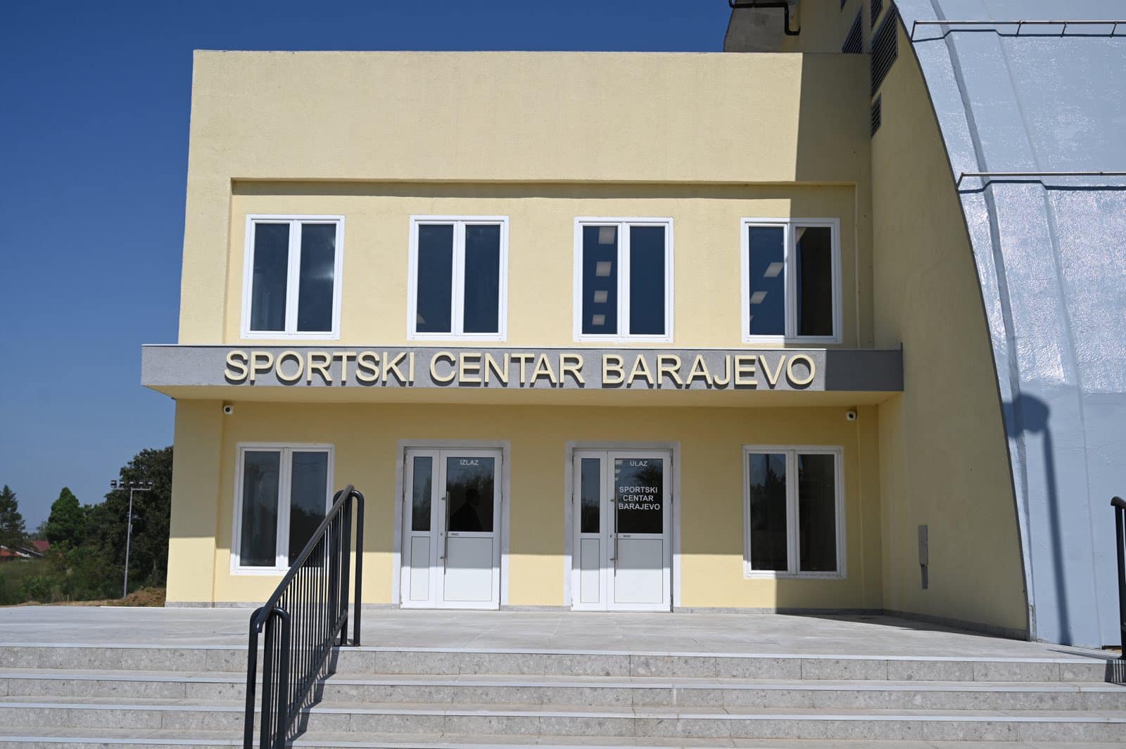  ПРЕДСЕДНИК АДАМОВИЋ СУГРАЂАНИМА ЧЕСТИТАО ДАН ОПШТИНЕ УЗ ЗАВРШЕТАК СПОРТСКЕ ХАЛЕ И НАЈВУ ПОЛАГАЊА КАМЕНА ТЕМЕЉЦА ЗА БАЗЕНЕ