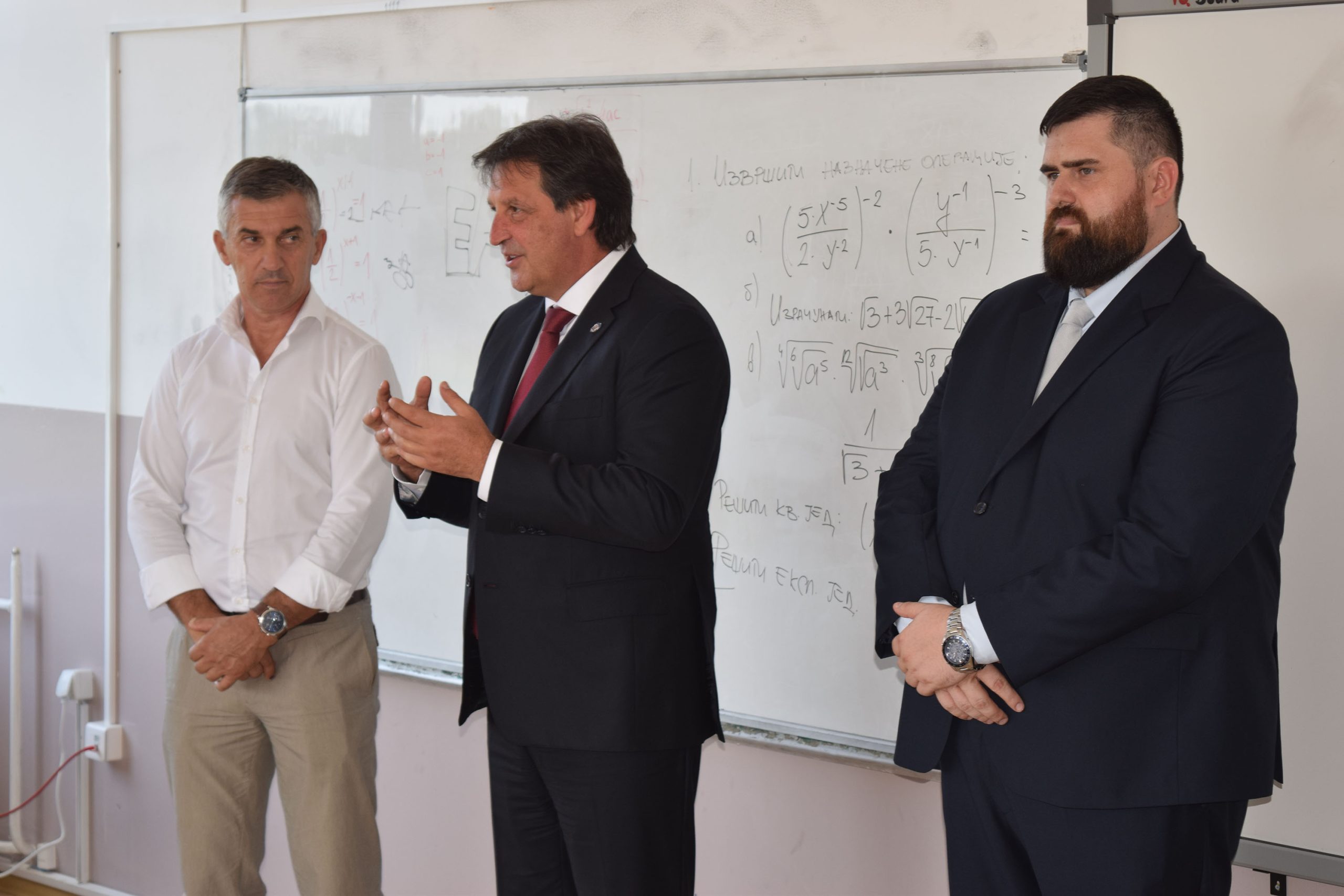  МИНИСТАР БРАТИСЛАВ ГАШИЋ ПОСЕТИО УЧЕНИКЕ СРЕДЊЕ ШКОЛЕ „БАРАЈЕВО“