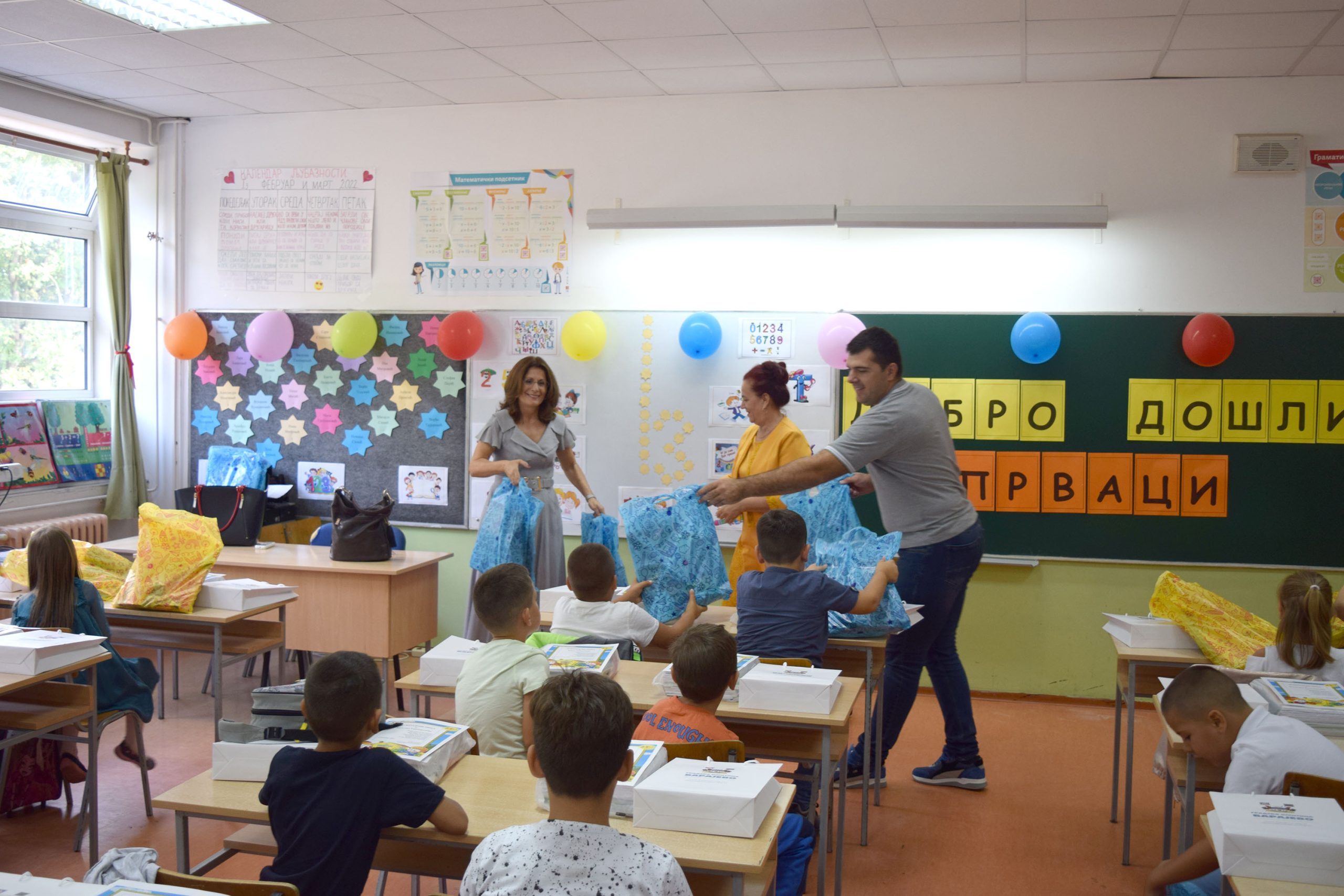  ПОЧЕЛА ШКОЛА, ПРВАЦИМА УРУЧЕНИ ПОКЛОН ПАКЕТИЋИ